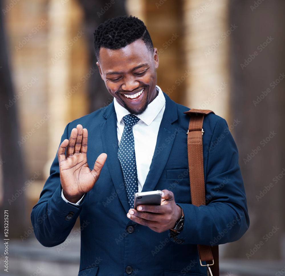 年轻的非洲商人在智能手机上的视频通话，公司办公楼外和通讯