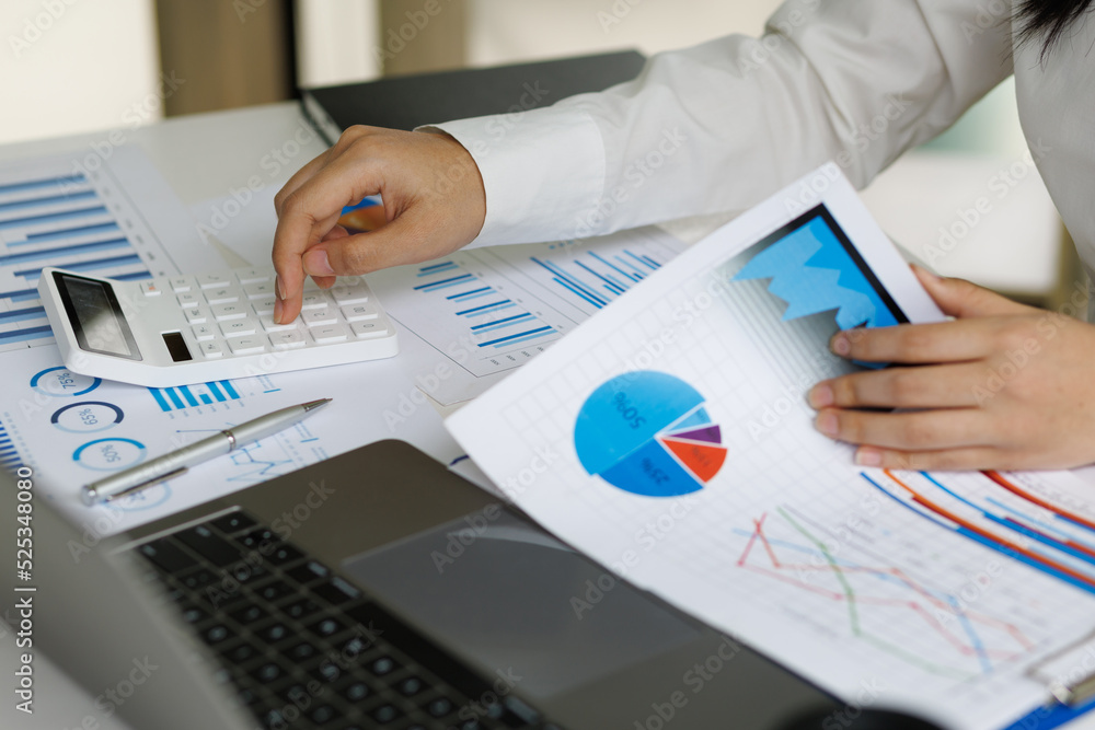 女商人会计或财务专家分析业务报表图表和财务预算图表