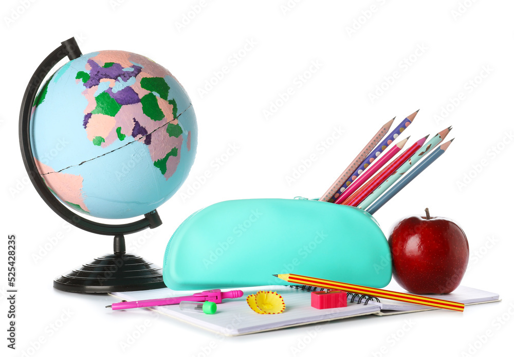 蓝色铅笔盒，带学校文具，白底苹果和地球仪