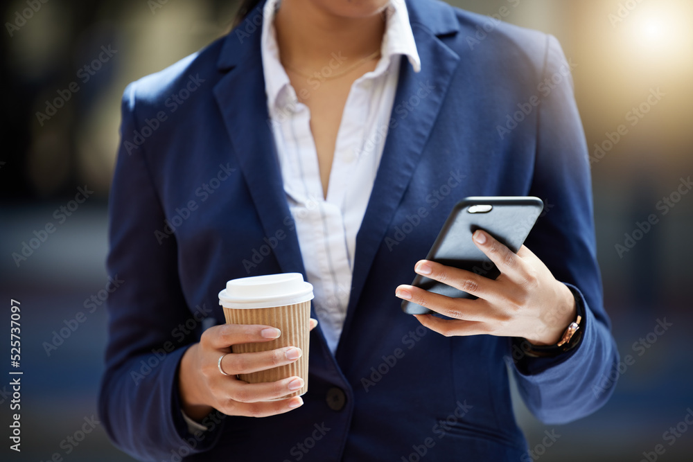 商务女性阅读电子邮件、在线互联网通知或c时，手中拿着咖啡休息时间和手机