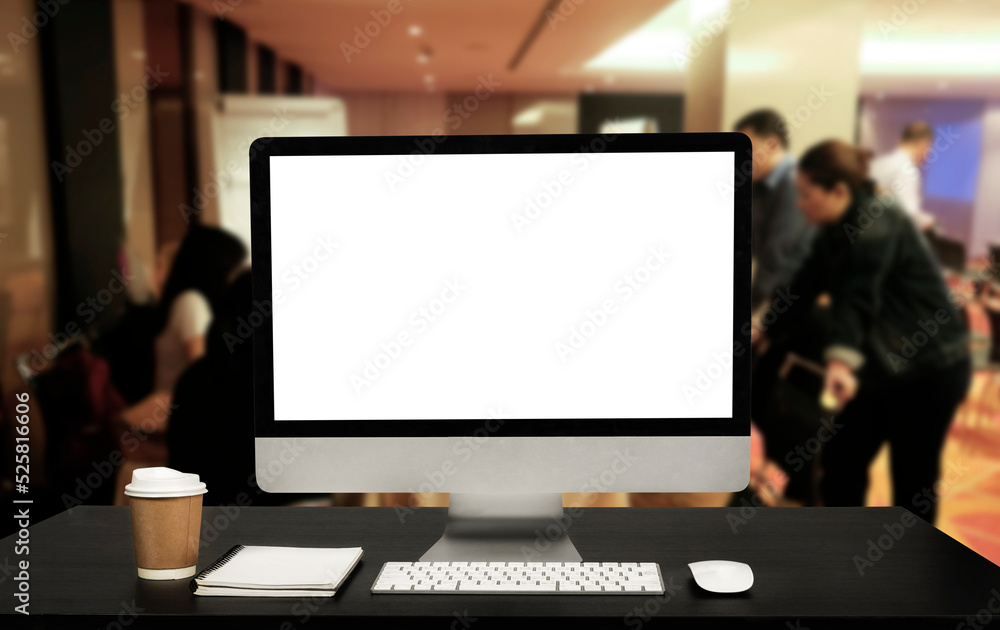会议桌上的电脑显示器杯和电脑笔记本电脑、智能手机和平板电脑的正视图