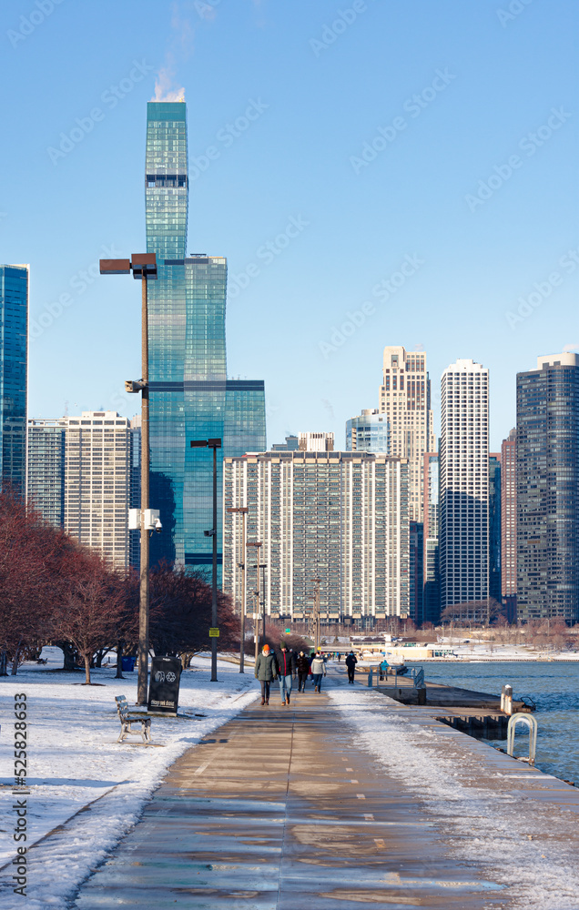 冬天从湖畔步道俯瞰芝加哥。