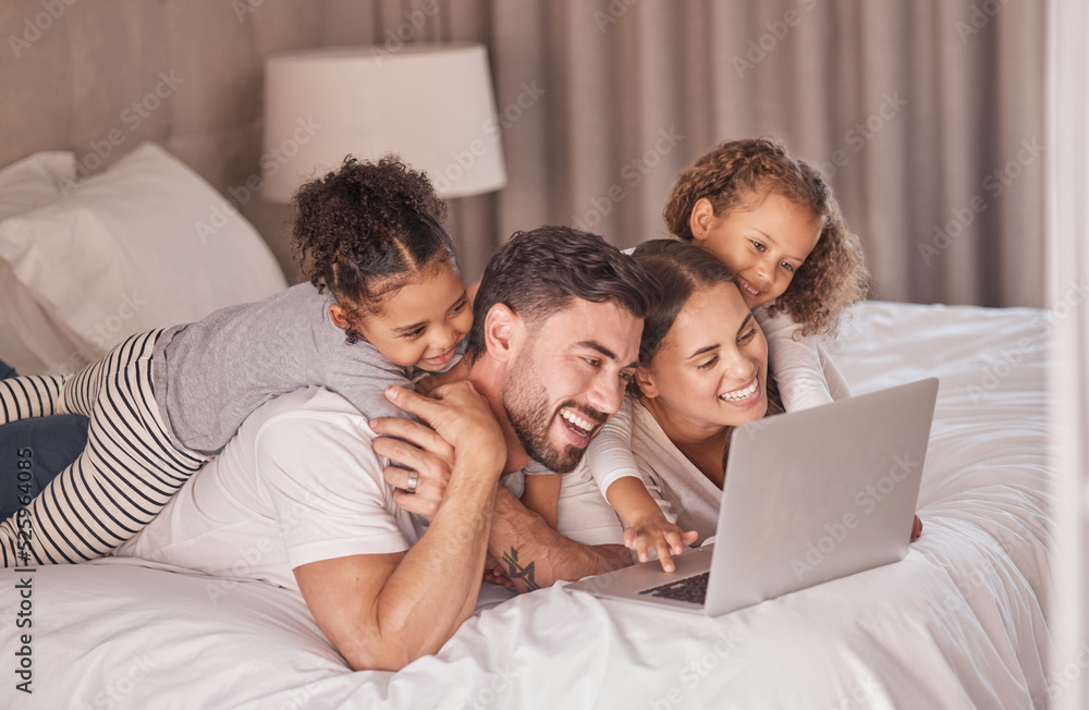 在卧室的笔记本电脑上播放快乐的家庭流媒体电影，以便在夜间进行在线娱乐放松