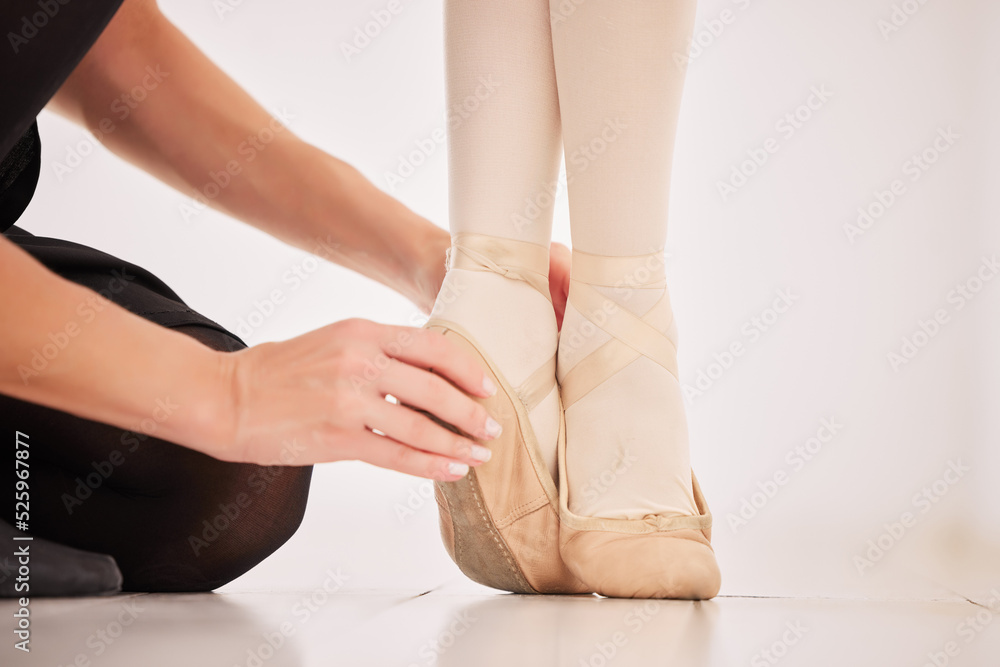 芭蕾舞鞋、芭蕾舞脚，以及在大厅里向她的舞蹈教练或教练学习脚尖平衡