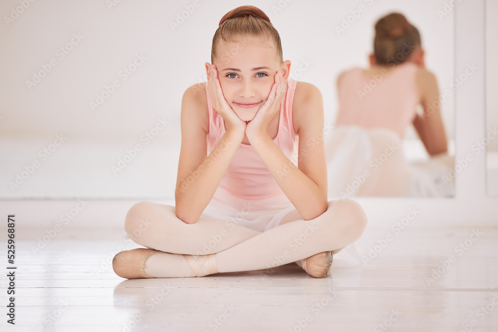 芭蕾舞，微笑的女孩，在创意舞蹈工作室的地板上思考，梦想成为职业芭蕾舞演员