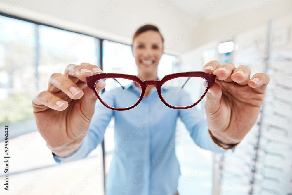 肖像、眼镜和视力不佳的女性在验光师处试用一副新眼镜。眼镜，spect