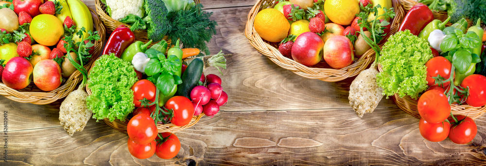 餐桌上篮子里的水果和蔬菜，freh有机素食