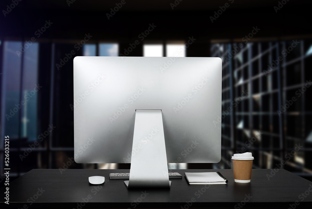 工作区笔记本电脑、平板电脑、铅笔和咖啡杯，办公桌上有花盆。