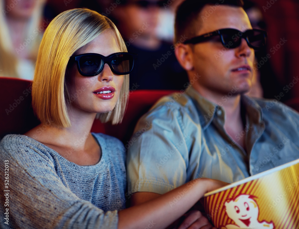 情侣，一对戴着眼镜坐在一起吃爆米花的3D电影和电影院。