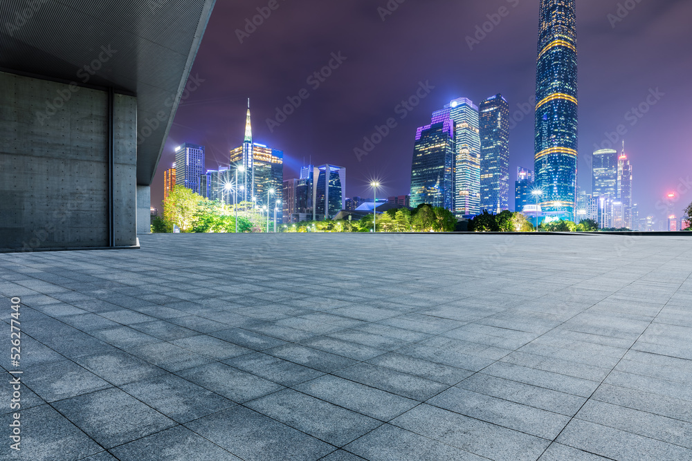 中国广州的全景天际线和空广场的现代商业建筑。