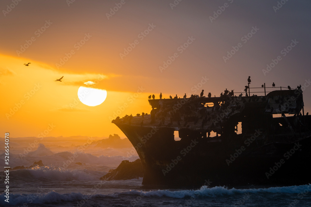 太阳落在美丽的阿古角美昭丸38号沉船的壮观天空下