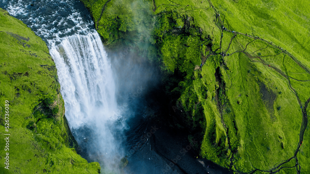 瀑布河冰岛史诗般的无人机飞越美丽的瀑布，强大的力量将水击垮