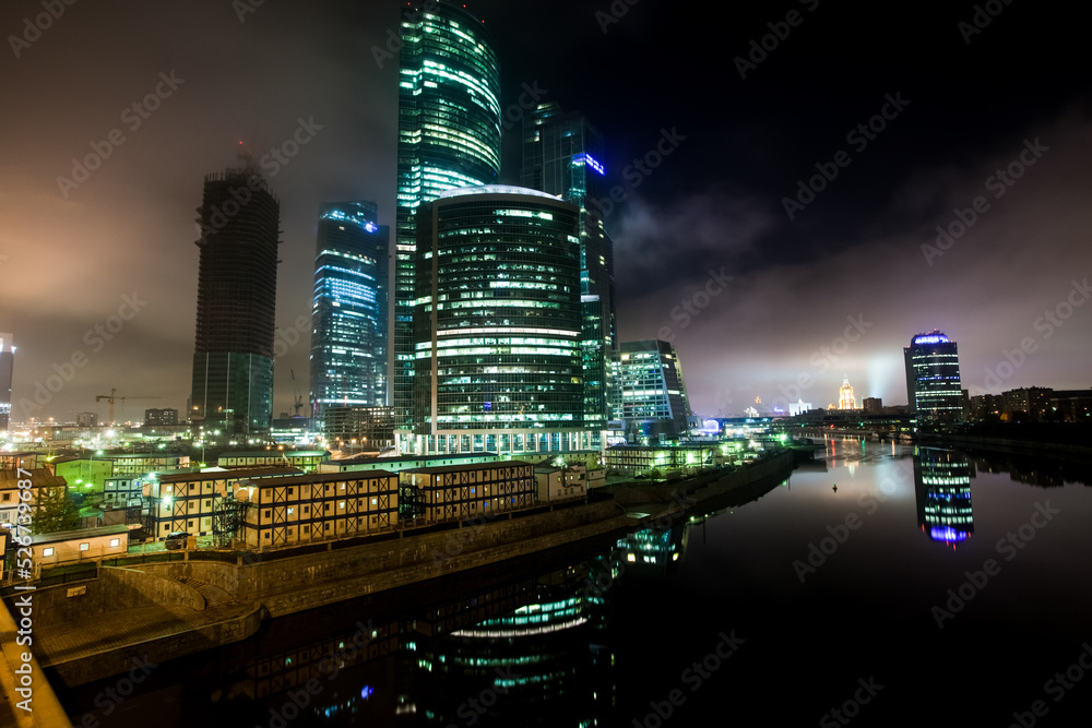 莫斯科雾中摩天大楼的薄雾和多云景象