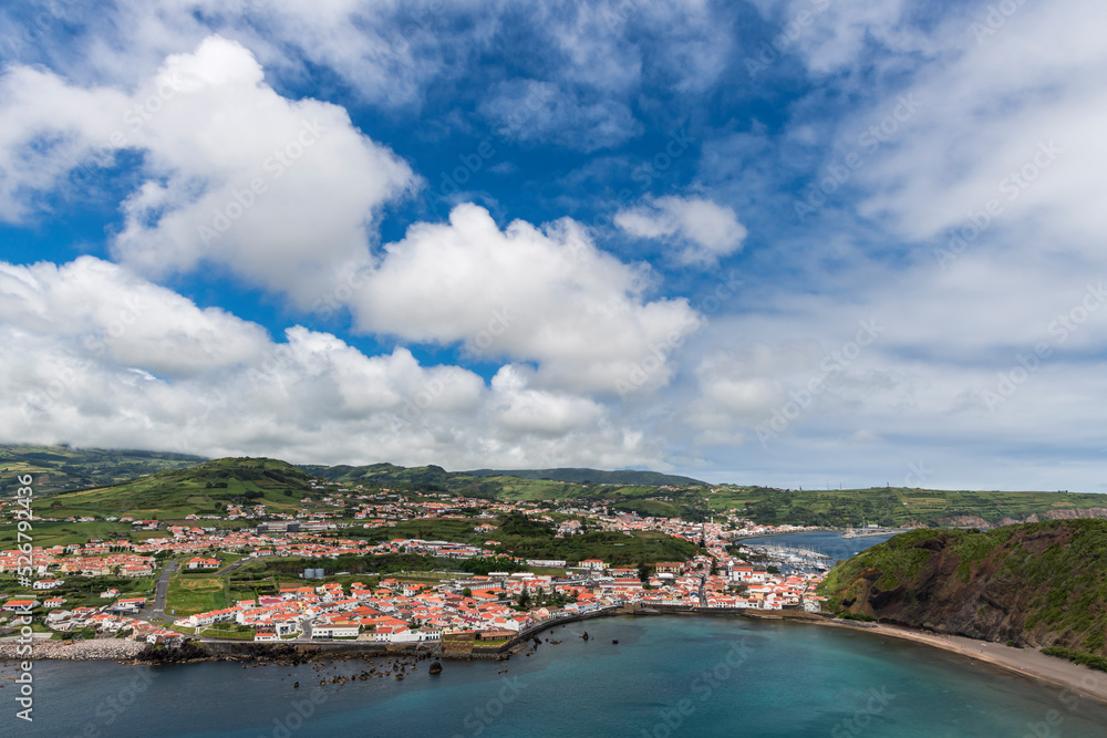俯瞰奥尔塔/俯瞰葡萄牙亚速尔群岛法伊尔岛上的奥尔塔市。