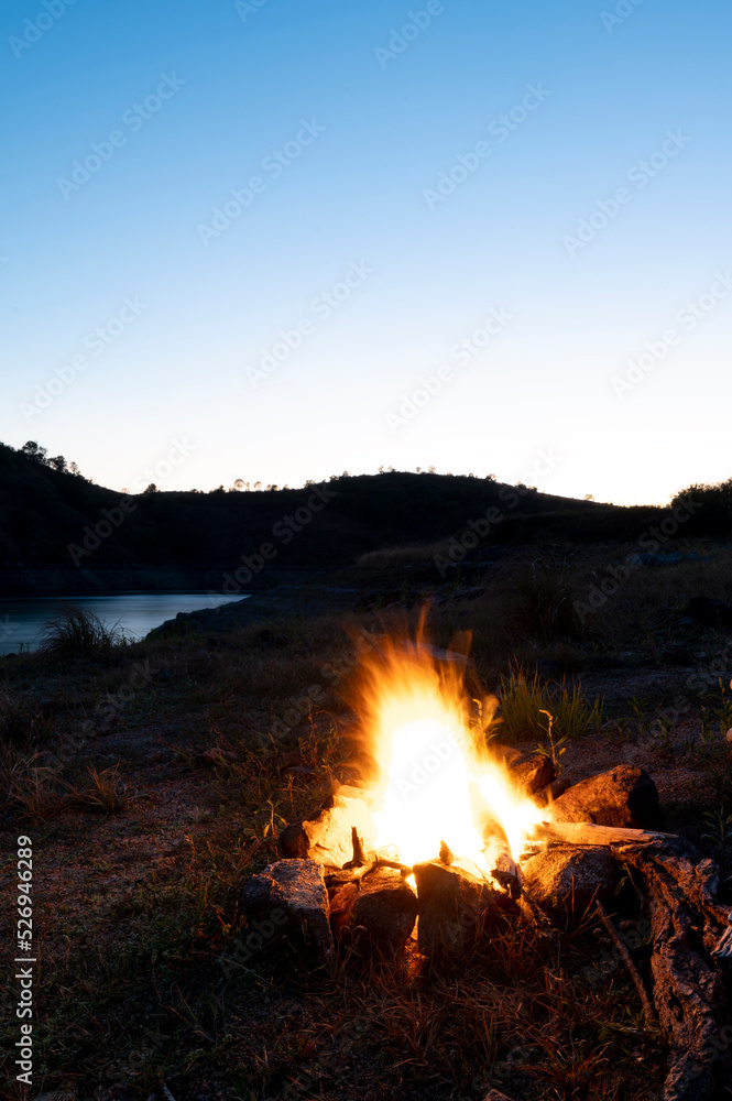 Feu de camp dans la nature autour du lac de Villerest au crépuscule dans le département de la Loire 
