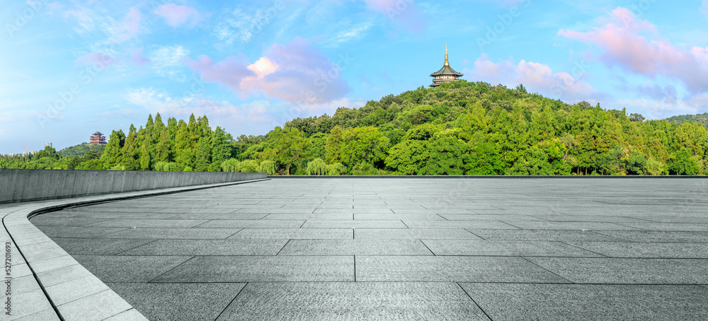 中国杭州，空旷的广场和青山，宝塔风景。
