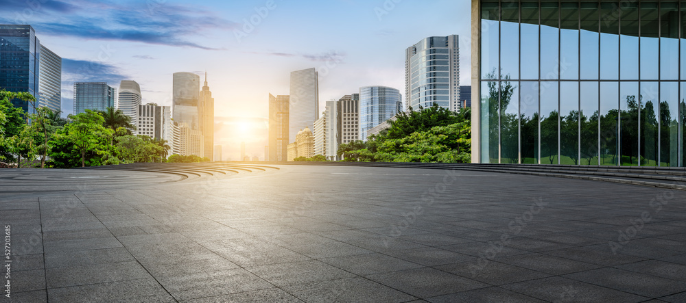 中国广州的城市天际线和空荡荡的城市广场的现代建筑。