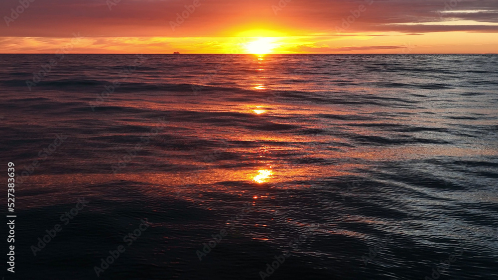 美丽的海浪和日落的地平线。