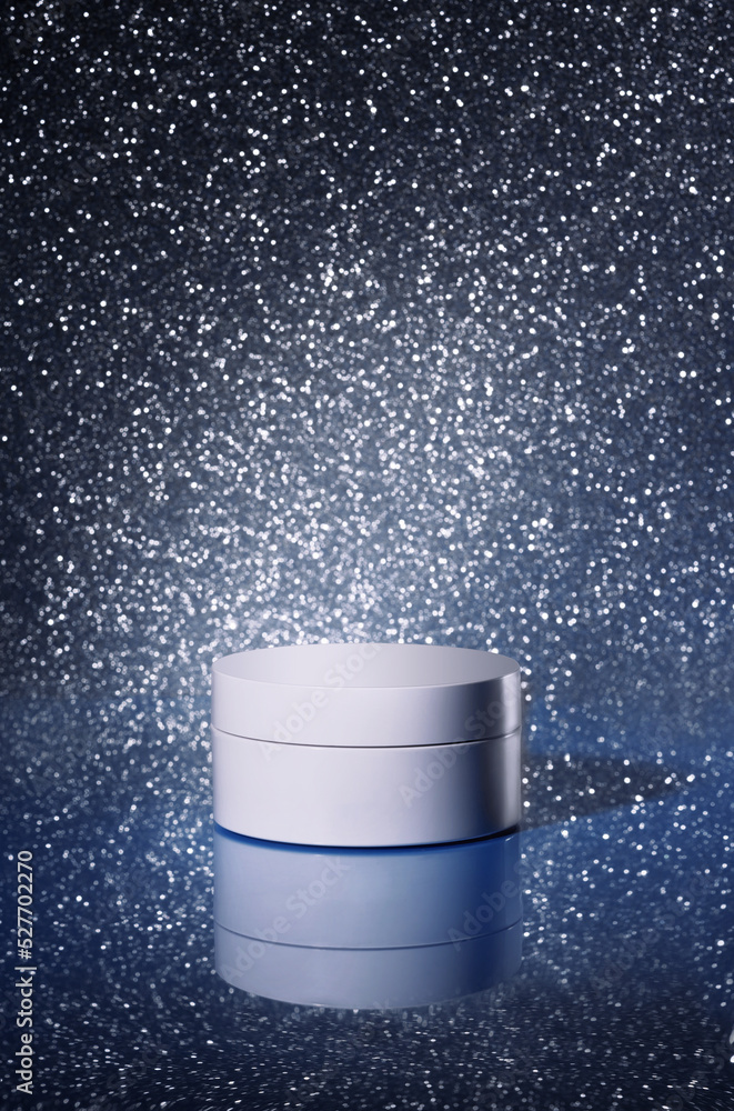 白色化妆品实物模型包装设计，在闪闪发光的午夜蓝色背景上添加保湿霜