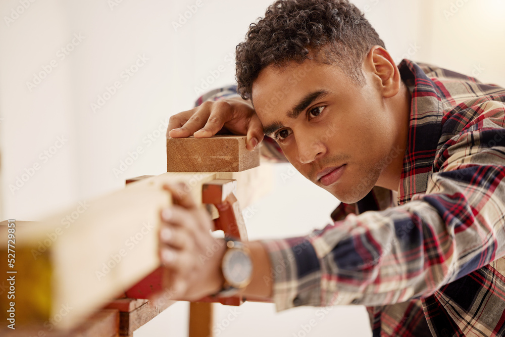 木材、建筑和项目，一个木匠在家里用砂纸DIY建筑