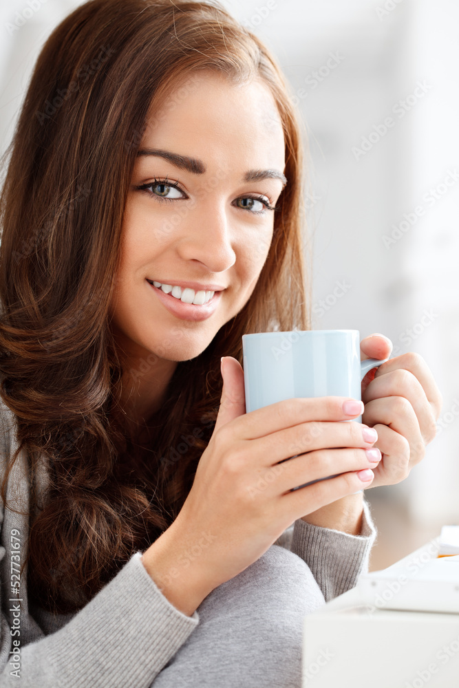 快乐、放松、微笑的女人喝茶、咖啡或拿铁的画像。美丽、美丽、快乐的女孩