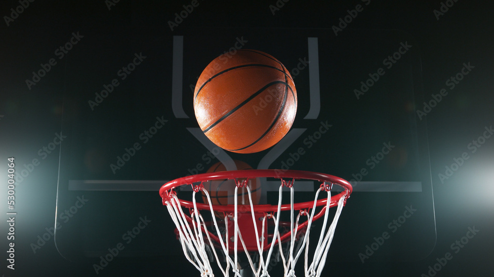 篮球击中篮筐的细节。