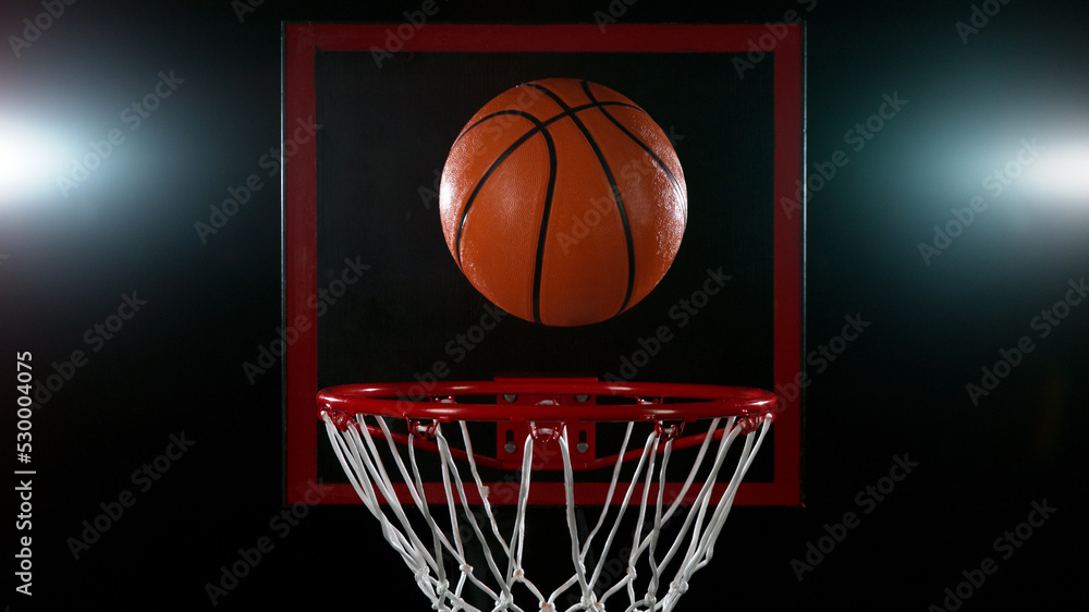 篮球击中篮筐的细节。