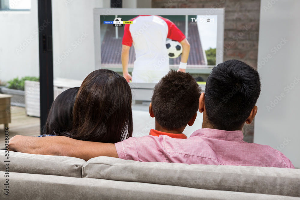 高加索家庭看电视，屏幕上有足球比赛