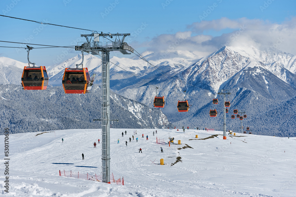 俄罗斯阿尔赫兹度假城市雪山滑雪缆车