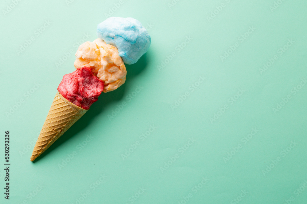 锥形三种口味冰淇淋的水平图像，蓝色背景，带复制空间