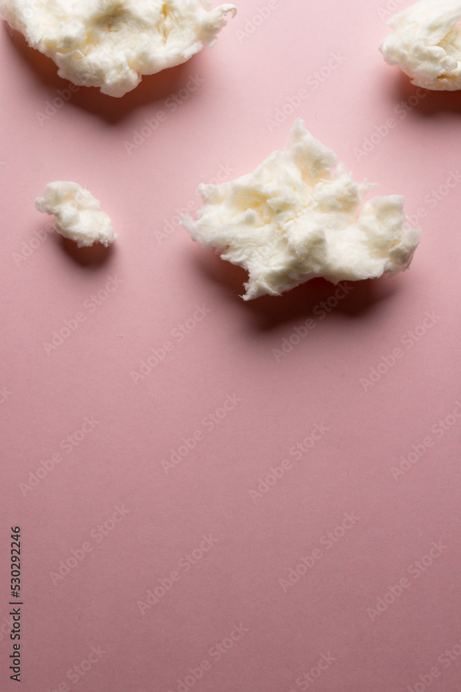 自制白色牙线簇的垂直图像，粉红色背景，带复制空间