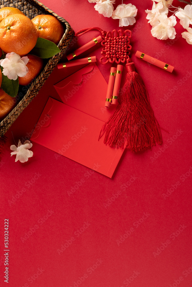 红底樱花、中国装饰品和橙子的特写构图