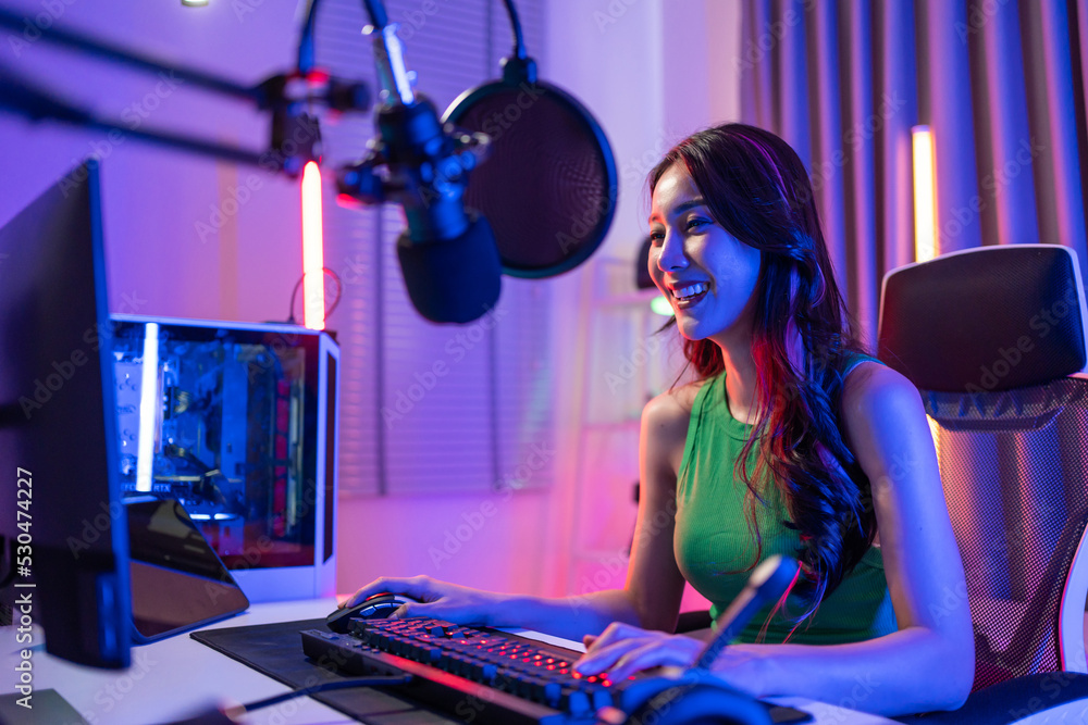 亚洲美女Esport女玩家在电脑上玩在线视频游戏。
