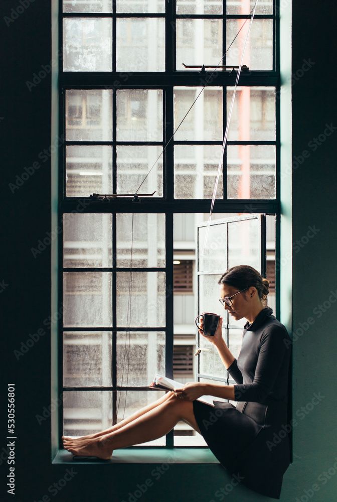 年轻女人看书喝咖啡