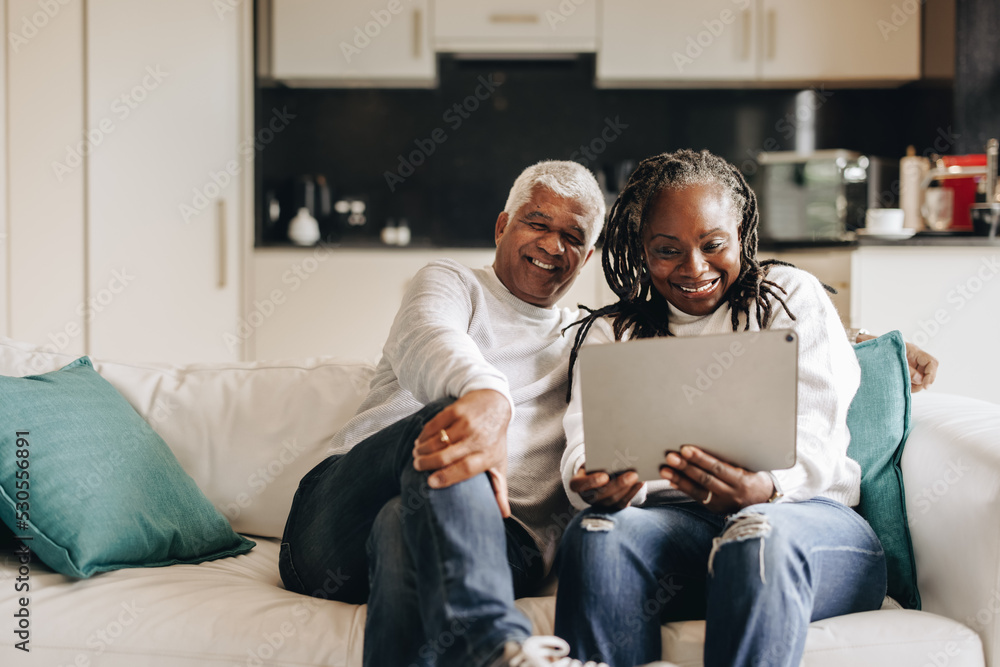幸福的成熟夫妇在数字平板电脑上进行视频通话