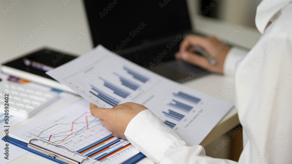 女商人会计或财务专家分析商业报告图表和财务预算图表
