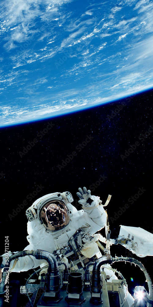 宇航员和宇宙飞船。这张图片的元素由美国国家航空航天局提供。