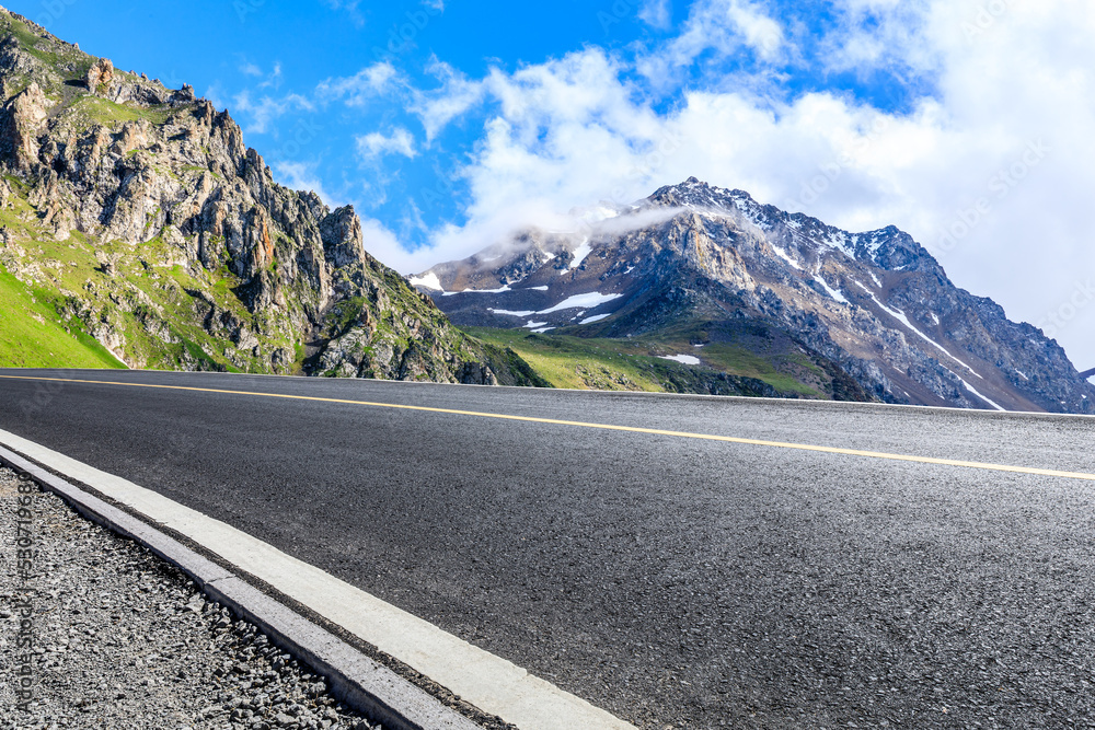 蓝天下的柏油路和山脉自然风光。道路和山脉背景。