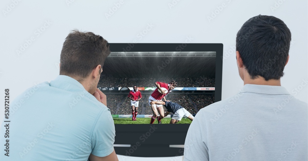 两名男性体育迷在电视上观看橄榄球比赛的构成