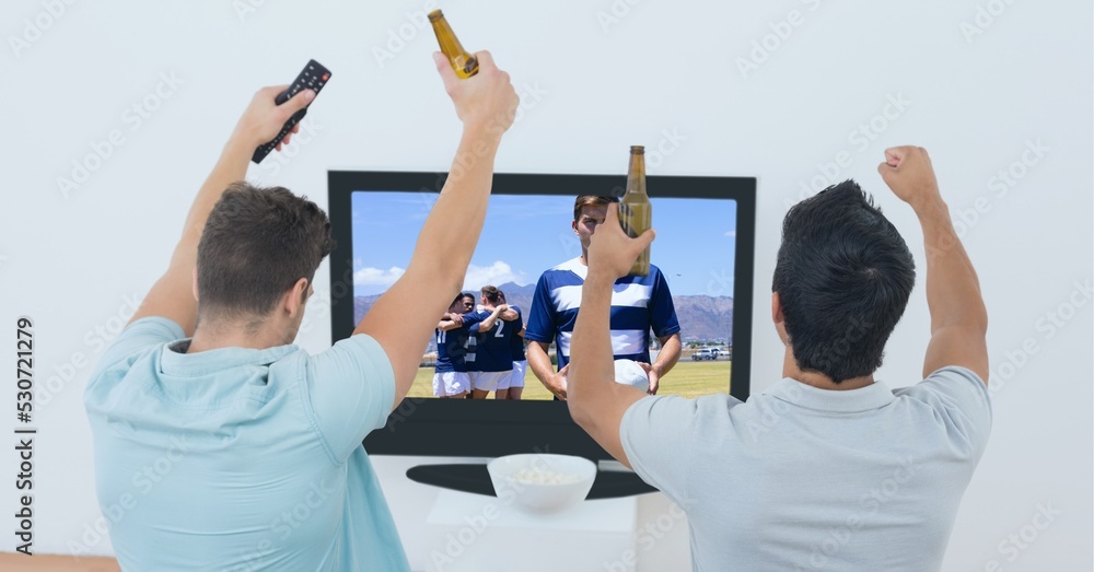 两名男性体育迷在电视上观看橄榄球比赛的构成