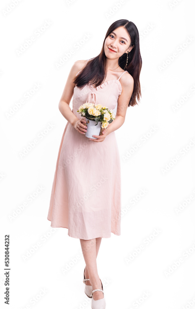 一个穿着粉色连衣裙，手里拿着一壶花的女人
