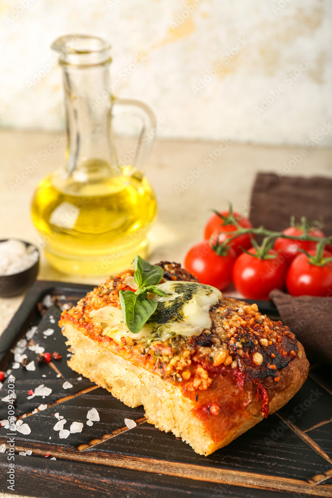 桌上放着美味的意大利馅饼木板，配马苏里拉奶酪和香蒜酱，特写