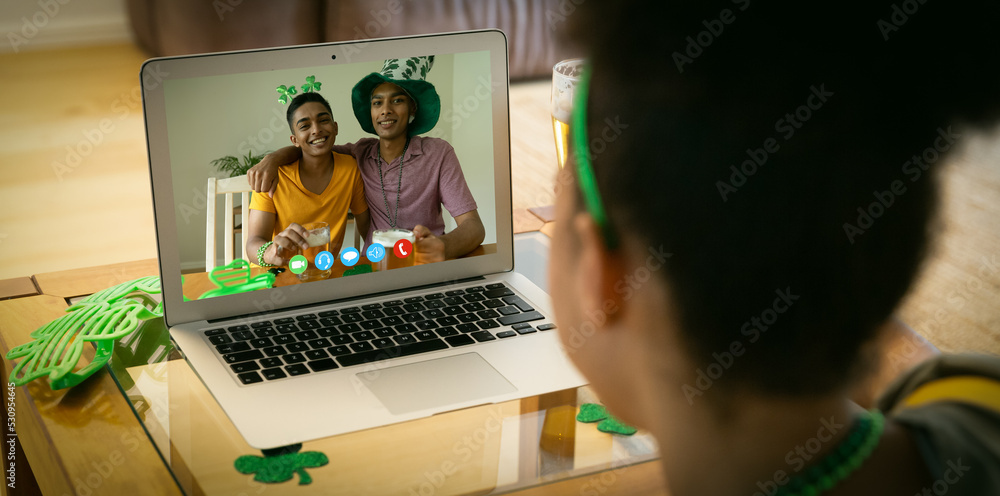 非裔美国妇女在家用笔记本电脑进行视频通话