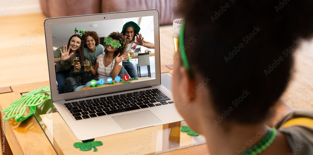 非裔美国妇女在家用笔记本电脑进行视频通话