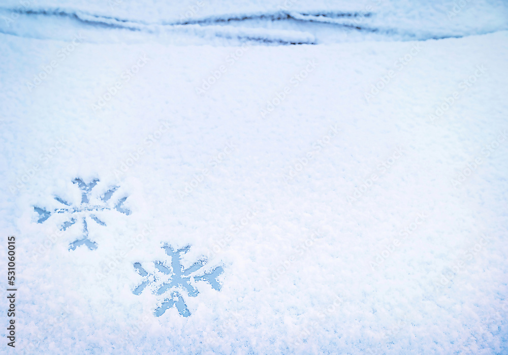 两片雪花手绘（画）在汽车挡风玻璃雨刮器下的雪地上。运输，冬天，天气