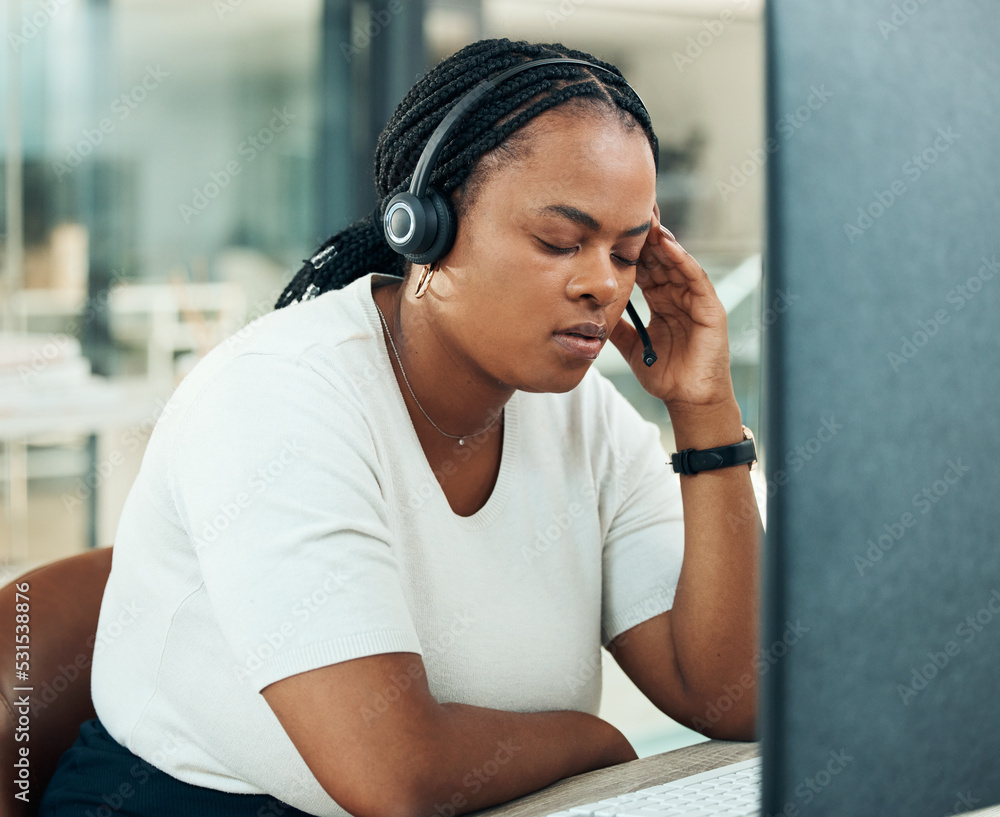 压力、头痛和黑人女性与呼叫中心计算机联系，电话营销和客户