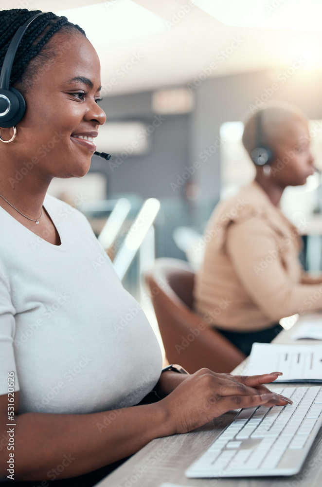 黑人女性，呼叫中心和联系我们，在办公室团队合作，提供crm咨询、帮助或客户支持