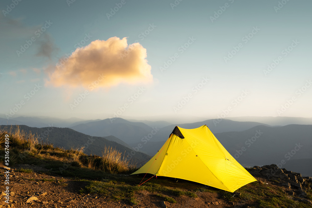 清晨日出时，黄色帐篷在令人难以置信的山脉景观的背景下。太棒了