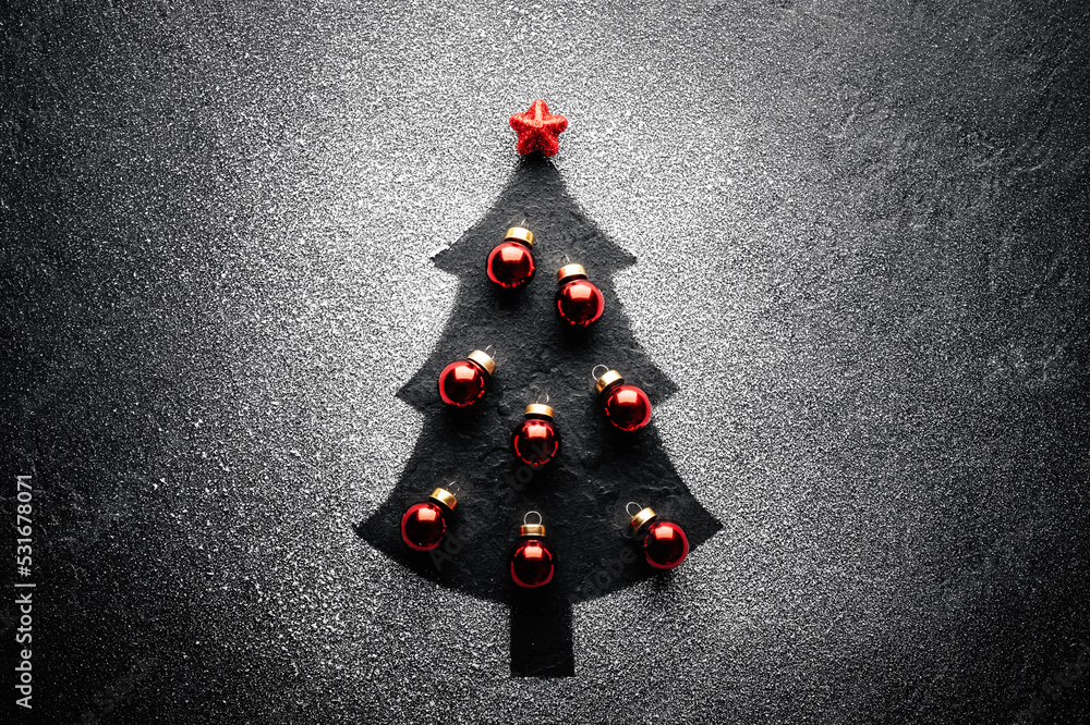 装饰圣诞树，顶部有红色圣诞球和星星，由bl上的人造雪制成