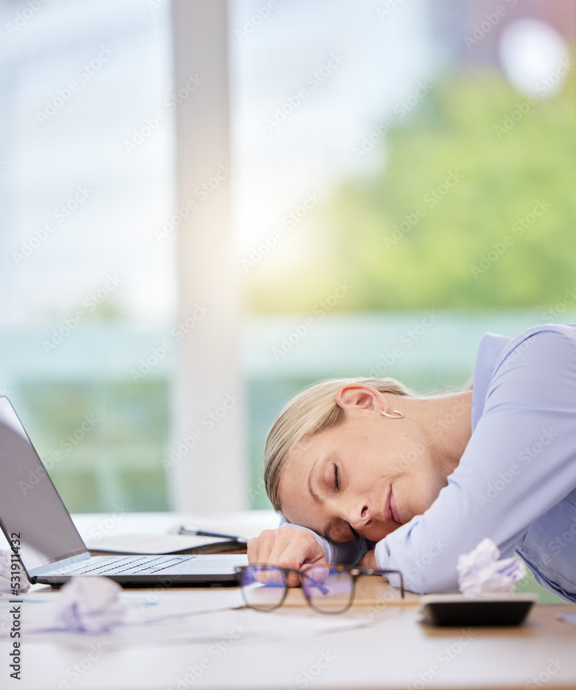 工作时，一个商务女性睡在办公室的办公桌旁，导致睡眠、倦怠和疲惫。精神上的他
